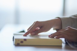 Język ewoluuje. Przedstawiciele ery cyfrowej buntują się przed skostniałymi zasadami