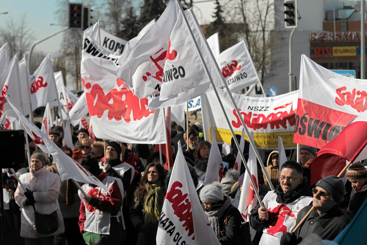 Związkowcy NSZZ Solidarność okręgu warmińsko-mazurskiego podczas pikiety pod Urzędem Wojewódzkim