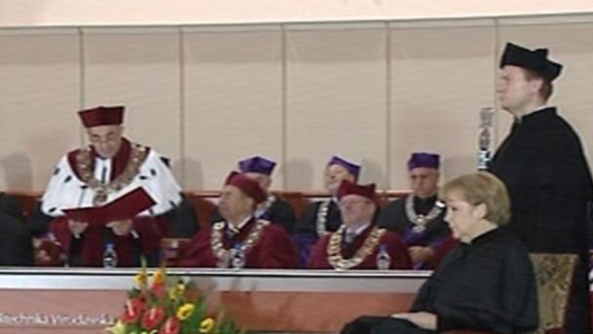 Kanclerz Niemiec Angela Merkel odebrała dziś tytuł doktora honoris causa Politechniki Wrocławskiej. Atmosfera całej uroczystości była wyjątkowo podniosła, do czasu, gdy pani Kanclerz zaczęła... przysypiać w czasie laudacji.