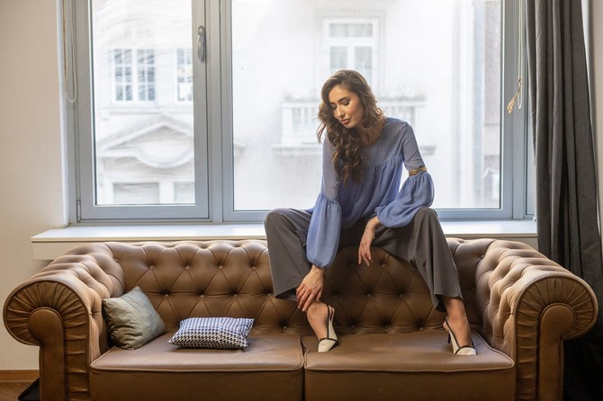 Bluza „Reserved“, pantalone, narukvica i sandalete „H&M“
