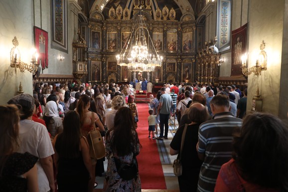 DANAS JE IVANJDAN, CRKVE ĆE BITI PREPUNE, A VRUĆINA KOSI! Lekari izdali hitno upozorenje za sve vernike: Ako osetite slabost tokom liturgije, odmah uradite OVO!