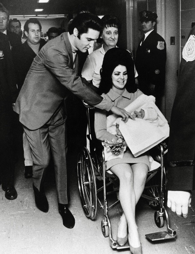 Elvis i Priscilla opuszczają szpital baptystów w Memphis w stanie Tennessee wraz z córką Lisą-Marie [1.01.1968 r.] fot HA