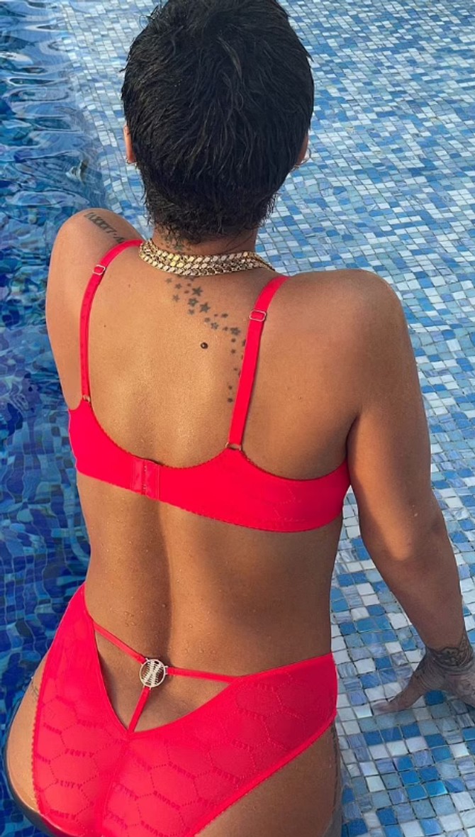 Rijana uživa u deljenju golišavih fotografija 