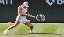 Pierwszy mecz Świątek na trawie i pierwsza wygrana. Azarenka tanio skóry nie sprzedała