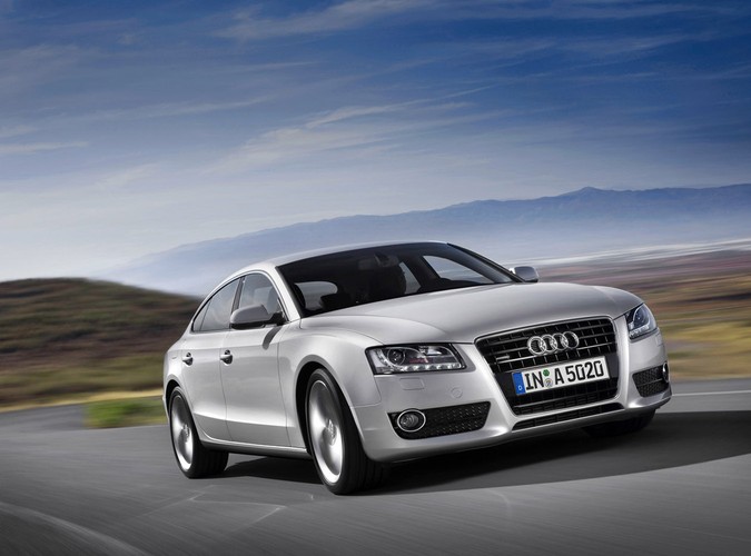 Do tego opadające długie linie dachu, krótkie zwisy z przodu i z tyłu całość postawiona na dużym rozstawie osi (2810 mm)