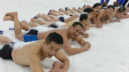 Őrület! Kínában a hóban úsztak az emberek