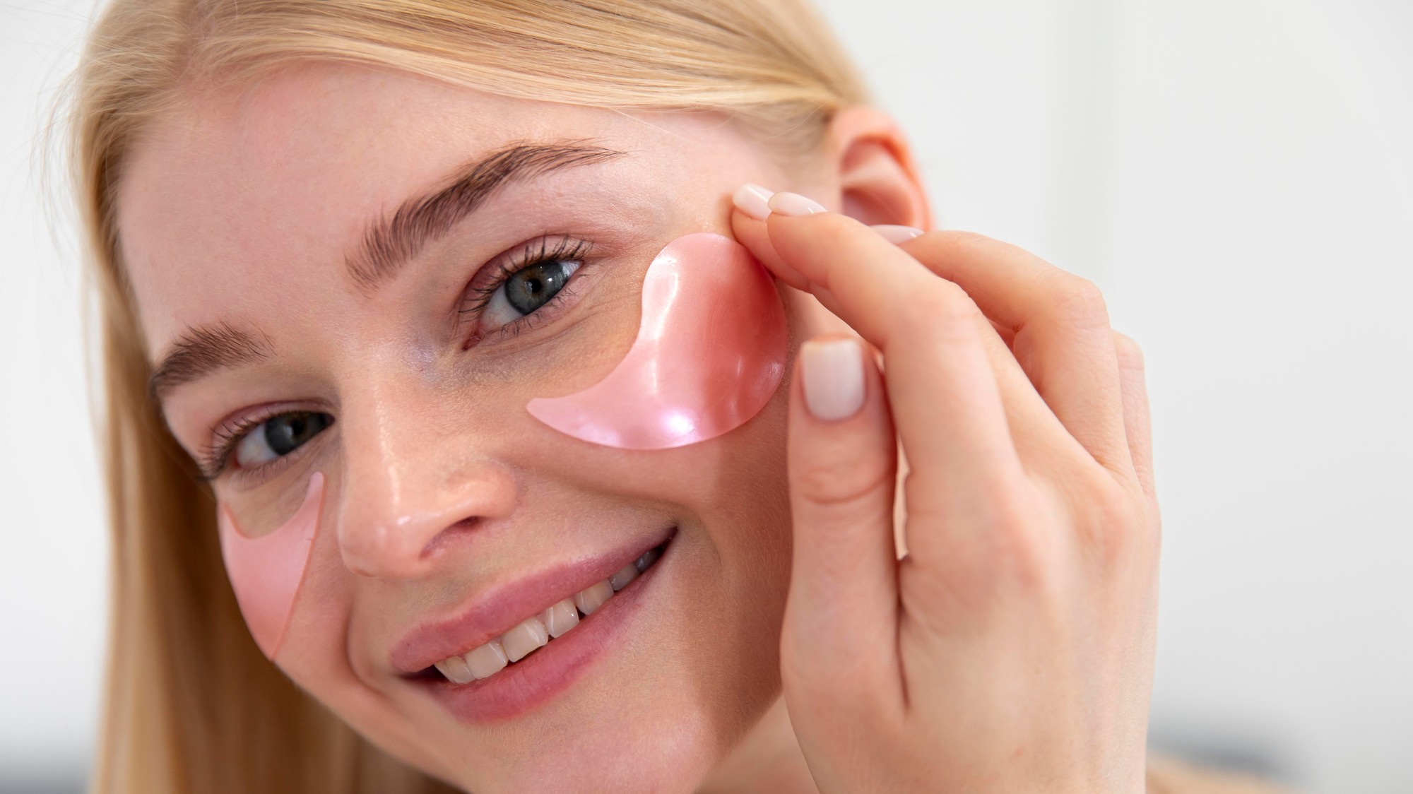 Vankúšiky pod oči sa stali hitom sociálnych sietí. Dermatologičky však upozorňujú, že ich viditeľný účinok býva predovšetkým krátkodobý.