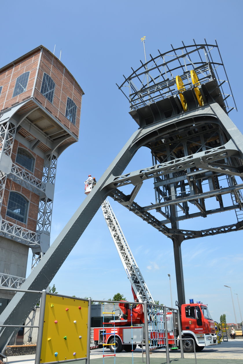 Świętochłowice. Prezydent Kostempski powiesił flagę na wieży kopalnianej 