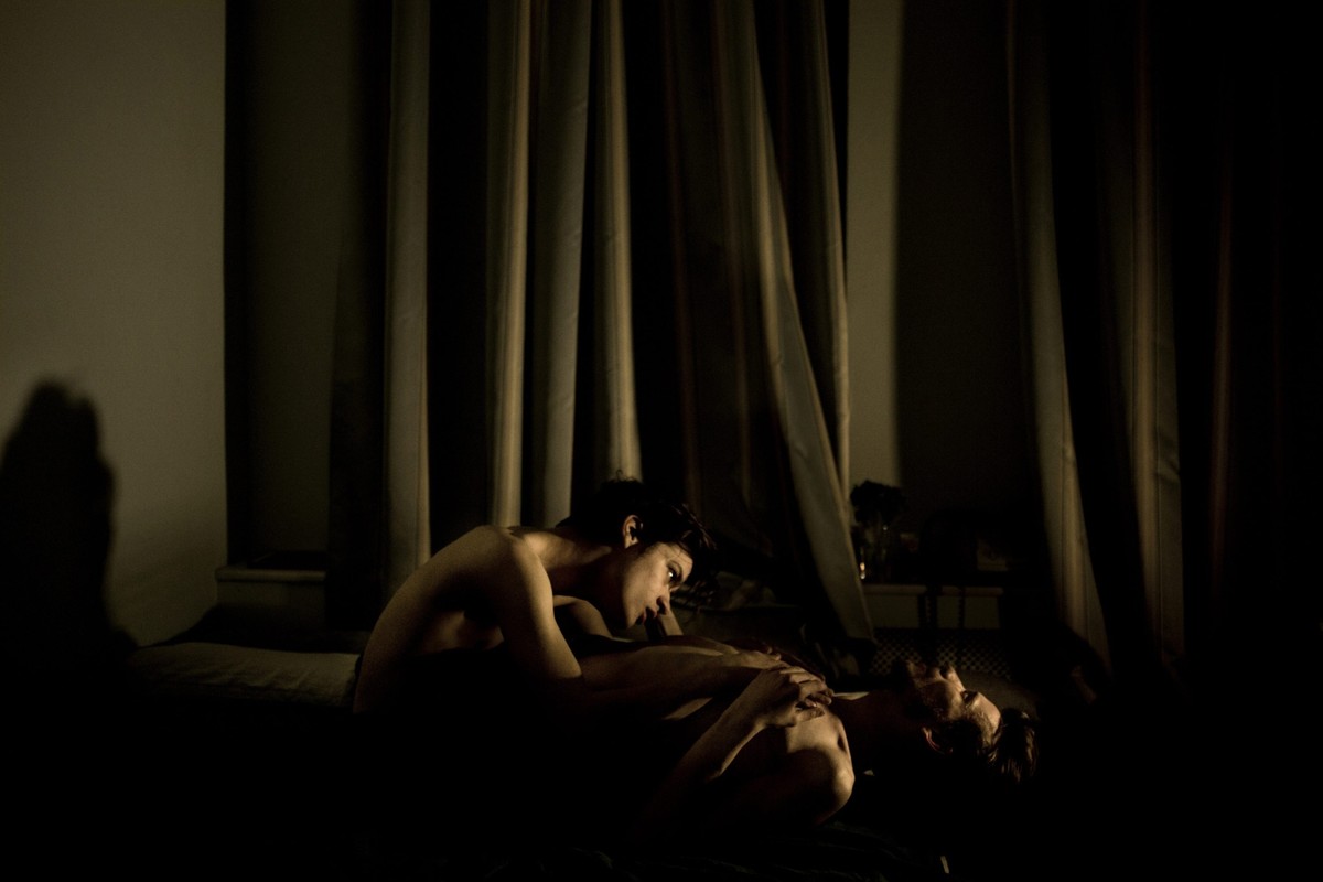 World Press Photo 2015: Zdjęcie roku otrzymał Mads Nissen (Dania) za fotografię "Jon and Alex" Na zdjęciu, wykonanym w Petersburgu, widać parę gejów 21-letniego Johna i 25-letniego Alexa. W opisie zdjęcia możemy przeczytać, że życie gejów, lesbijek, osób biseksualnych i transseksualnych jest w Rosji coraz trudniejsze - ludzie ci nie tylko są dyskryminowani przez prawo, padają też ofiarą brutalnych ataków nacjonalistów.