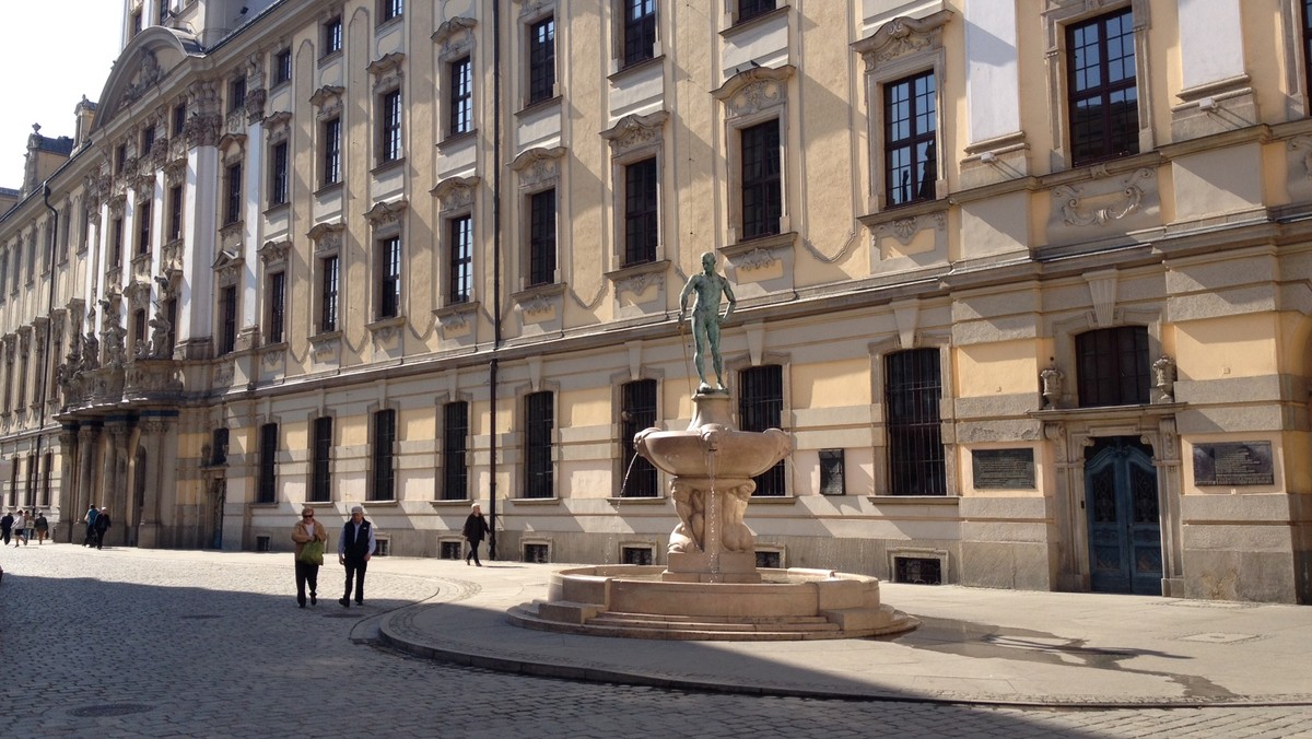 We Wrocławiu skradziono szpadę Szermierza i pióro Fredry