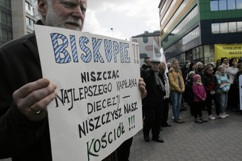 Jeden z transparentów skierowanych do abp. Hosera w trakcie protestu pod kurią, 17 kwietnia 2014