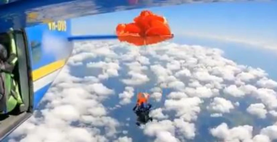 Padobranac visi sa aviona