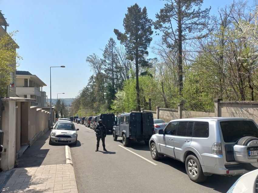 Policija s dugim cevima satima ispred Šarićeve vile