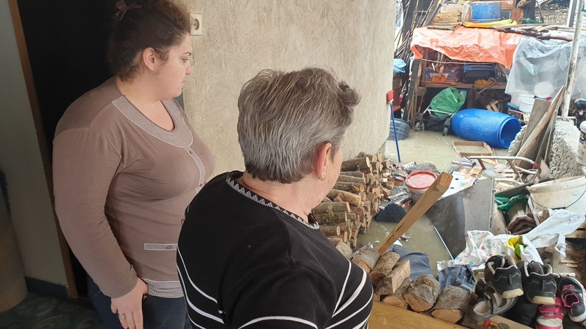 Voda ušla u prizemne delove kuća, narod krivi loše izgrađenu kanalizaciju