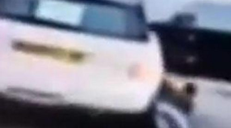 Horror! Métereken át húzta autója a nőt – videó