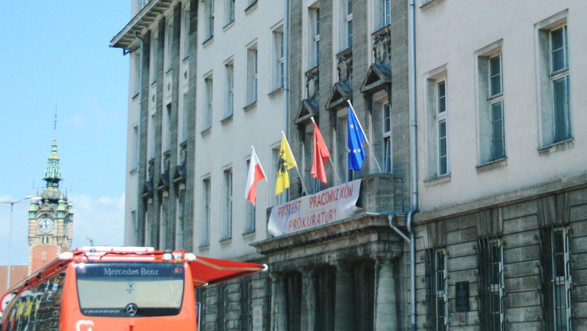 Ponad dwustu pracowników różnego szczebla prokuratur z regionu i okręgu protestowało w poniedziałek przed budynkiem Prokuratury Okręgowej w Gdańsku. - Mamy trzy postulaty: odmrozić wynagrodzenia, przywrócić waloryzację, spłaszczyć widełki - mówią przedstawiciele związków zawodowych. Protest ma wymiar ogólnopolski.