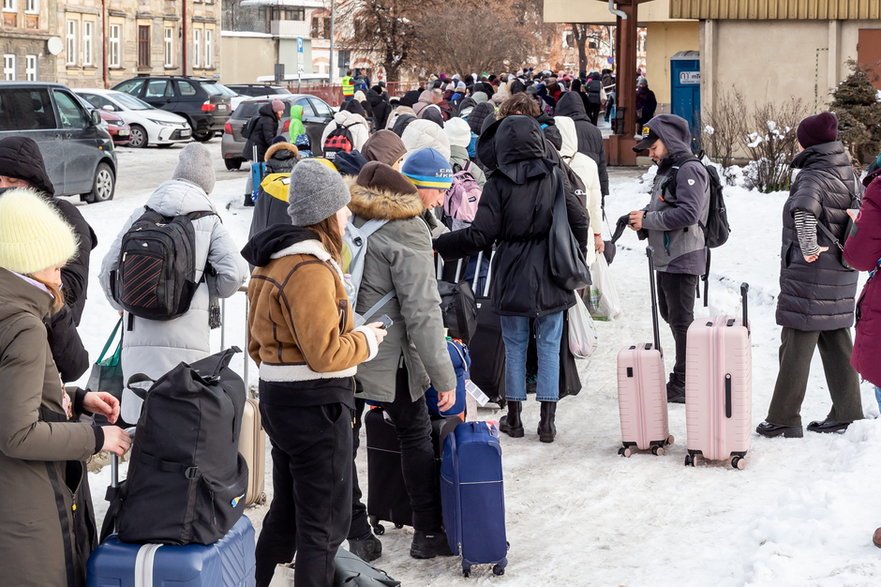 Ukraińscy uchodźcy na dworcu kolejowym w Przemyślu, 20 grudnia 2022 r.