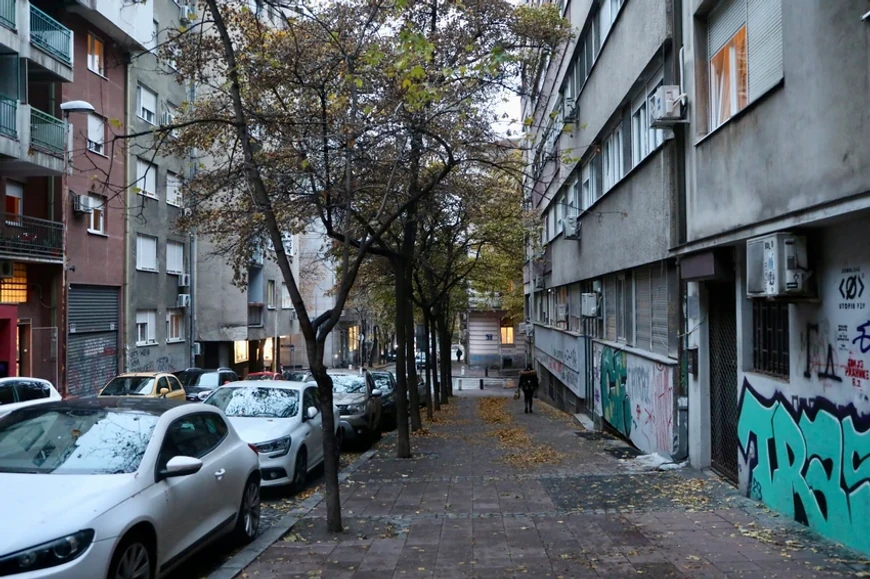 "Na Dorćolu mi starosedeoci zavodimo red, a ne došljaci koji žive u niskom prizemlju!" Oglasile se i komšije nakon što je Uroš Ćertić isekao čoveka mačetom u ovoj zgradi