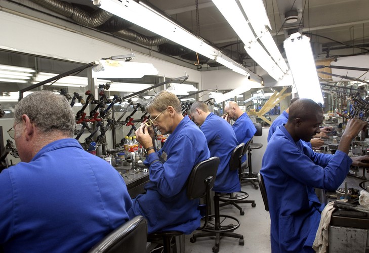 Jednak złoto nie jest tu jedynym cennym zasobem naturalnym. RPA posiada również połowę światowych zasobów diamentów jubilerskich i przemysłowych.

Na zdjęciu: Szlifierze diamentów