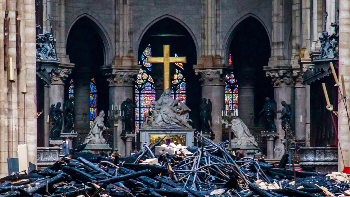 Katedra Notre Dame, jeden z symboli Paryża, w poniedziałek wieczorem stanęła w ogniu. Ogień strawił konstrukcję jednej z wież i doprowadził do jej zawalenia. Z całego świata spływają zapewnienia o pomocy finansowej, mające na celu odbudowę katedry. Do tej pory zadeklarowana kwota wynosi ok. miliard euro - informuje "Daily Mail".