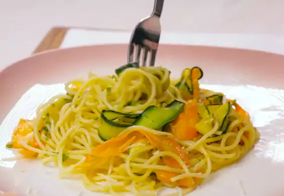 Spaghetti z marchwią, cukinią i parmezanem