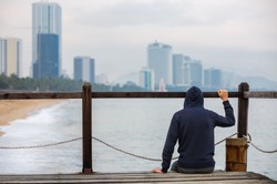 Polacy pracujący za granicą przysyłają mniej pieniędzy. Nie planują powrotów do kraju