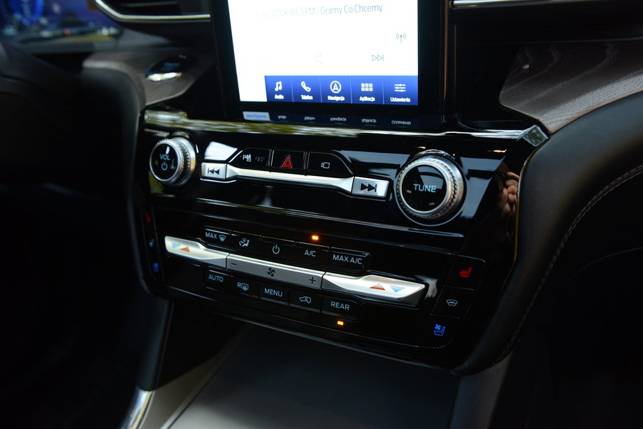 Ford Explorer 3.0 V6 Plug-in Hybrid - pozostał tradycyjny panel do sterowania klimatyzacją i podstawowymi funkcjami radia. To dobrze, bo po co komplikować życie użytkownikom, przenosząc wszystko na ekran dotykowy?
