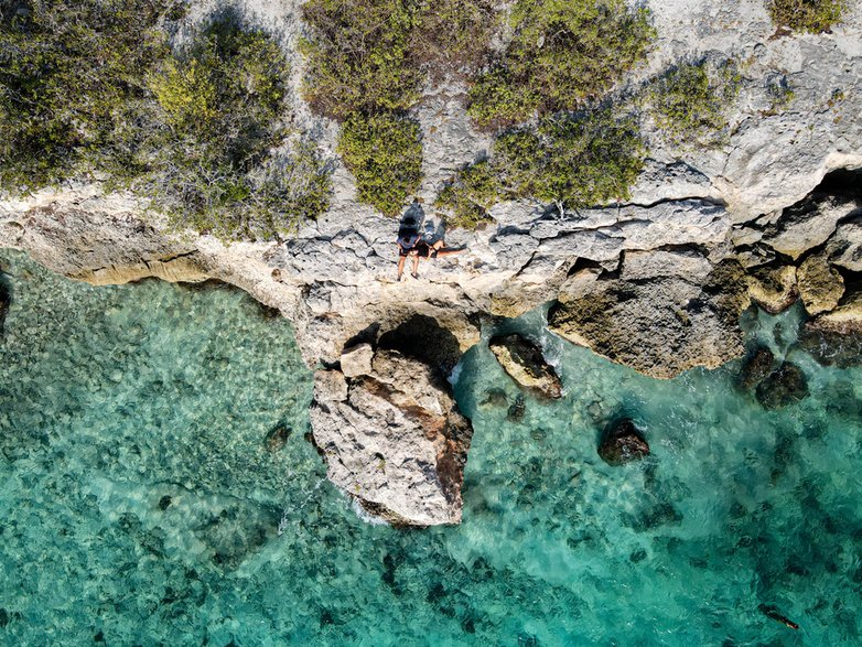 Plaża położona tuż obok klifu