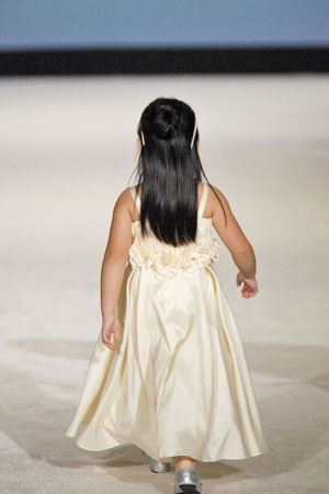 Jak ubrać na ślub małą damę?