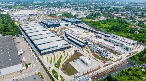 Zajezdnia na Annopolu zajmuje powierzchnię niemal 12 ha. Zostało tu położonych ponad 16 km torów. Będzie wyposażona w inteligentny system sterowania i jako pierwsza w Polsce zasilana w dużym stopniu z przyjaznych środowisku odnawialnych źródeł energii.