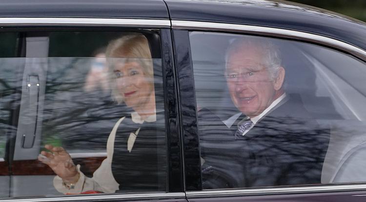 Károly király jó formában, mosolyogva hagyta el a megbeszélés helyszínét Fotó: Getty Images