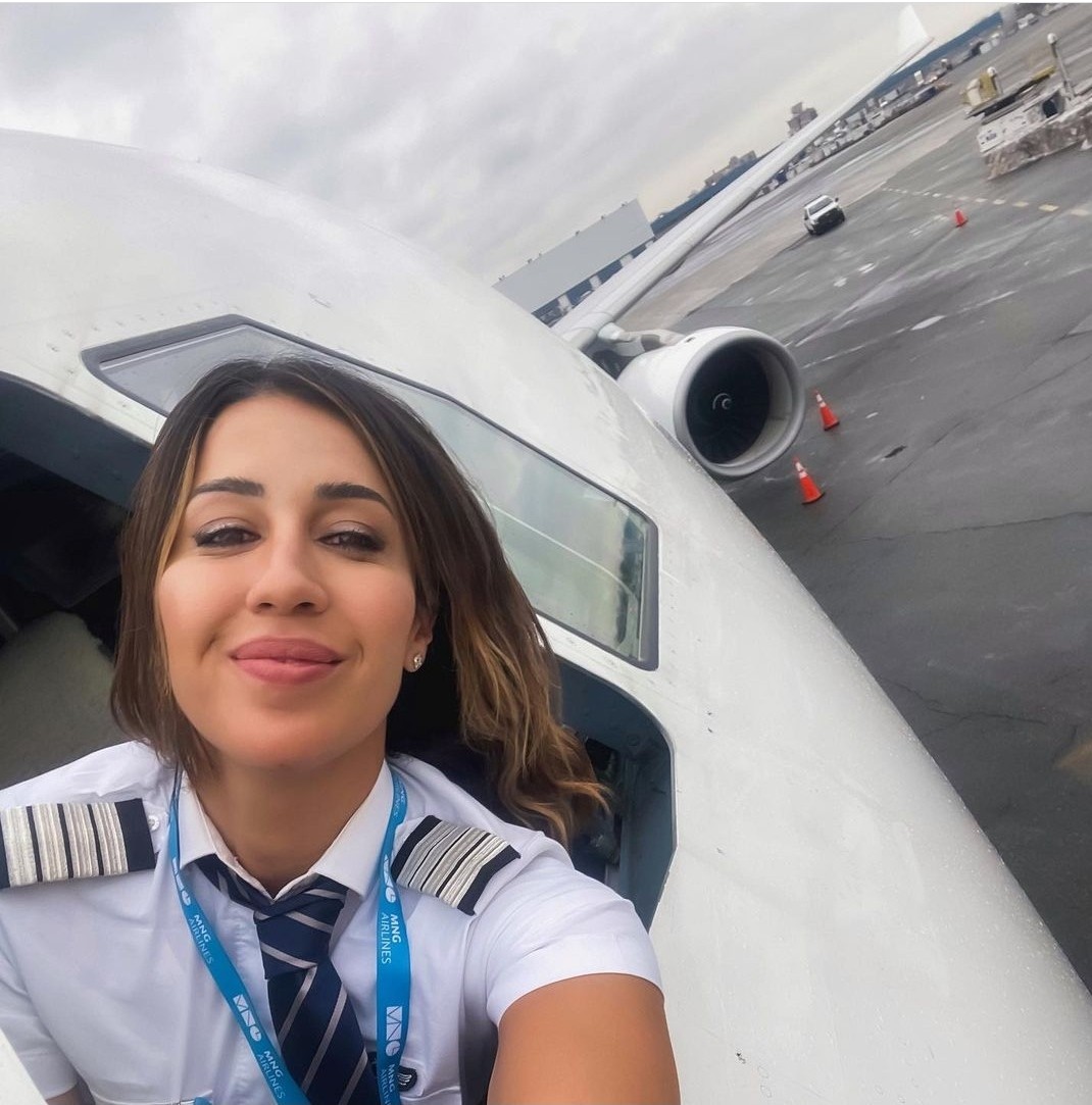 Pilotka hovorí o turbulenciách.