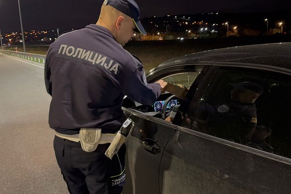 MLADIĆ (20) "AUDIJEM" DIVLJAO U SURČINU! Vozio 215 kilometara na sat, policija izdala HITAN APEL za sve vozače