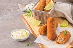 Krokiety z mięsem z rosołu. Jasiek Kuroń proponuje je w dwóch wersjach