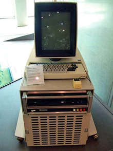 1973 Xerox Alto Pierwszy system z graficznym interfejsem był wykorzystywany tylko do 1981 roku, i to wyłącznie w celach badawczych.