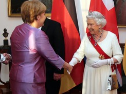 Angela Merkel podejmowała królową w stroju rodem z wiejskiego wesela