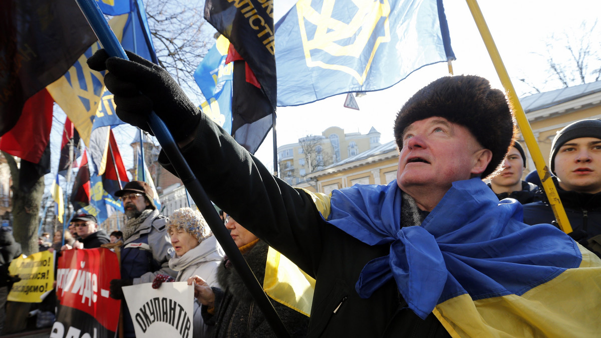 Nacjonaliści z partii Swoboda i innych ugrupowań pikietowali dziś przed polskimi placówkami dyplomatycznymi na Ukrainie, protestując przeciwko nowelizacji ustawy o IPN, która dopuszcza karanie za zaprzeczanie zbrodniom ukraińskich nacjonalistów.