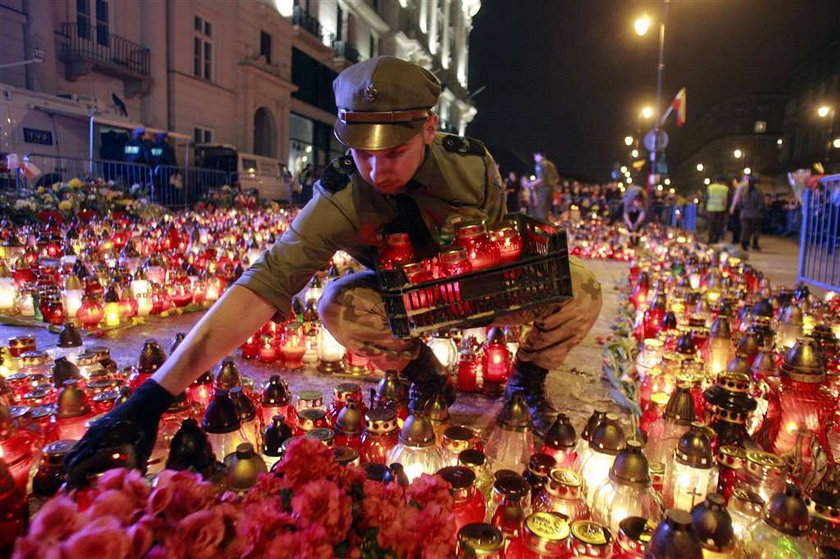 150 ciężarówek zniczy wywieziono sprzed Pałacu!