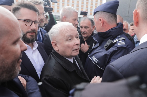 Prezes Kaczyński zagrzewa protestujących zebranych na Placu Zamkowym przeciwników Zielonego Ładu