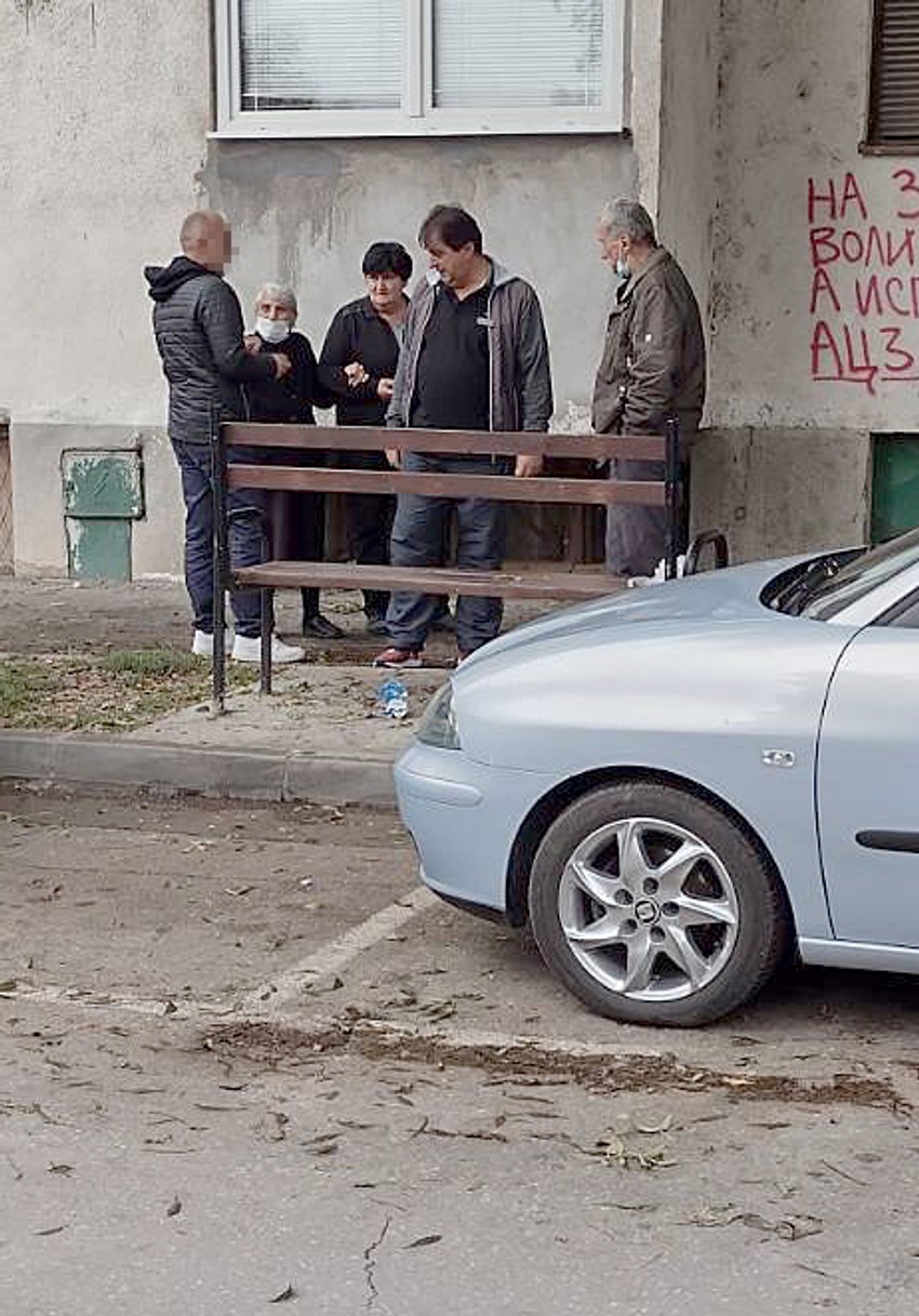 Članovi najuže porodice Đokića ispred njihovog porodičnog stana