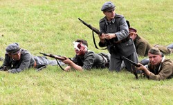 "Rekonstrukcje historyczne to wtłaczanie w umysły młodych ludzi zupełnie fałszywego wyobrażenia wojny, męczeństwa i cierpienia"