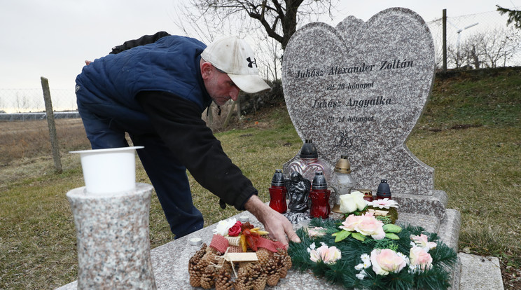 Angyalka édesapja, Juhász Zoltán
tegnap kiment kislánya sírjához. 
A család fájdalma azóta nem múlik, gyermekük 
több fotója ma is 
szobájuk falán lóg / Fotó: Fuszek Gábor