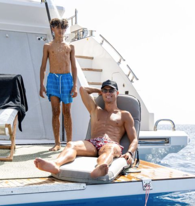 Portugalská futbalová hviezda Cristiano Ronaldo si užíva s rodinou letnú dovolenku. 
