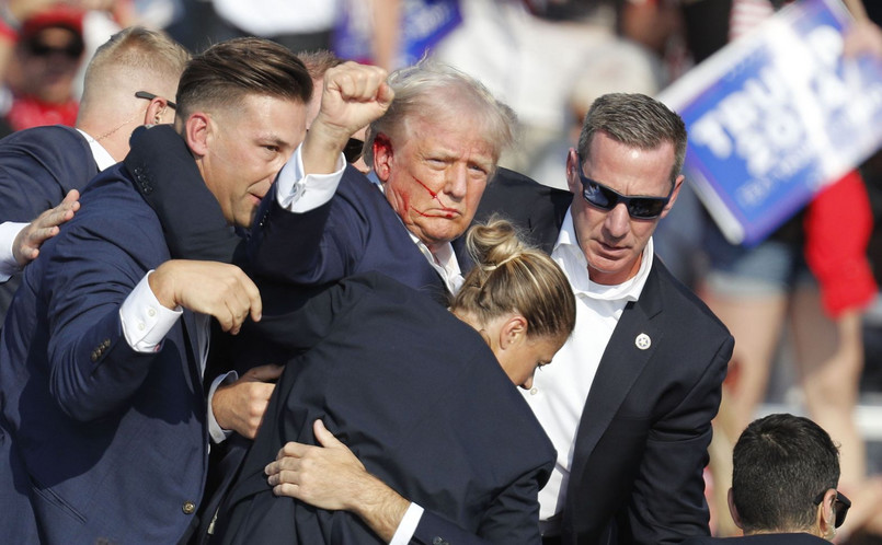 Próba zamachu miała miejsce podczas sobotniego wiecu wyborczego. W trakcie przemówienia Donalda Trumpa, polityk nagle przerwał swoje wystąpienie, łapiąc się za prawe ucho.