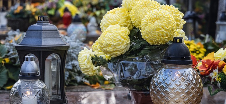Ekspertka od  savoir-vivre'u o zachowaniu na cmentarzu. Tego robić zdecydowanie nie wypada