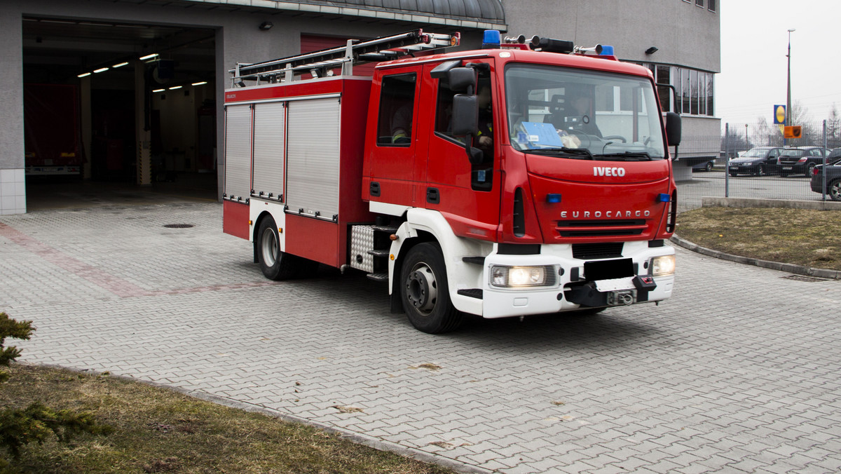 Strażacy po godz. 5 rano otrzymali zgłoszenie o pożarze, który obejmował parterowy, drewniany dom - poinformował dyżurny Wojewódzkiego Stanowiska Koordynacji Ratownictwa Komendy Wojewódzkiej Państwowej Straży Pożarnej w Kielcach.