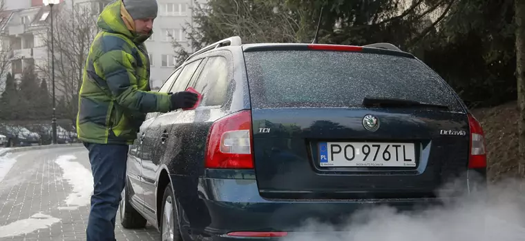 Szyby zamarznięte od środka. Warto wprowadzić nowy zwyczaj, zanim zostawisz auto na noc