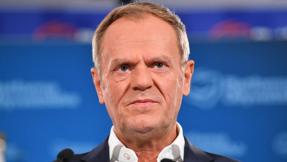 Przewodniczący Platformy Obywatelskiej Donald Tusk na konferencji prasowej w Biurze Krajowym PO w Warszawie