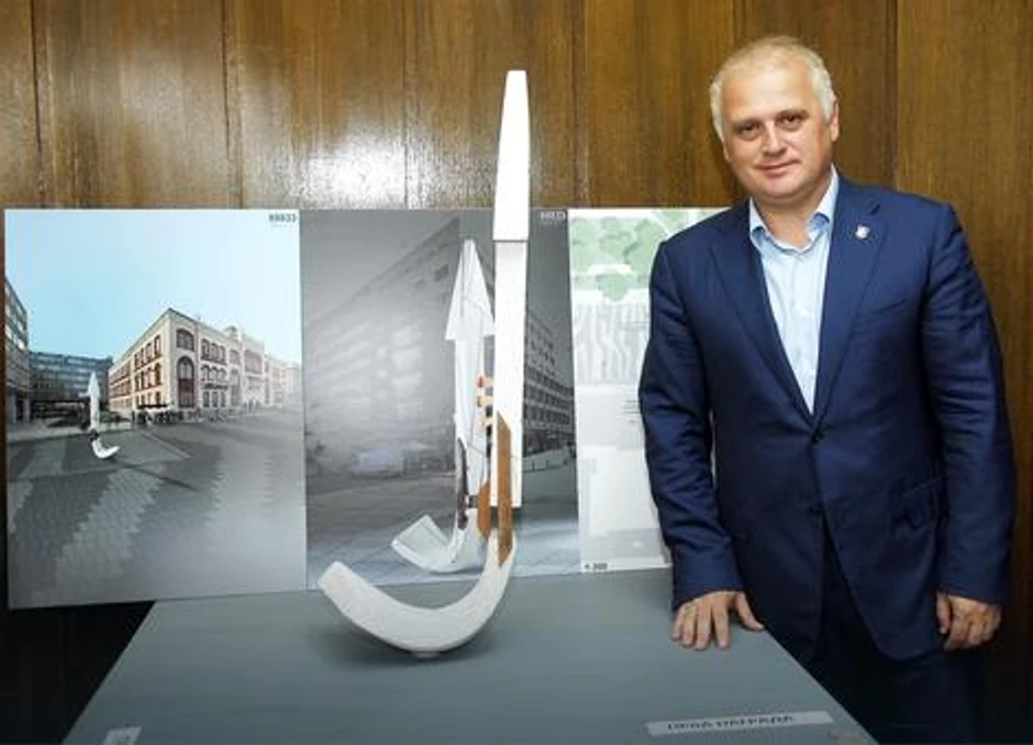 Goran Vesić sa maketom spomenika posvećenom Zoranu Đinđiću