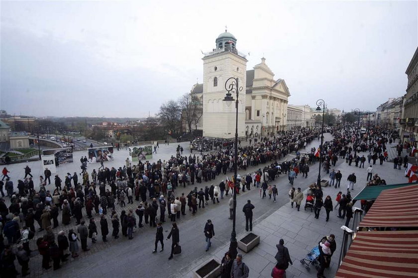 Kolejka ludzi ustawia się do prezydenta